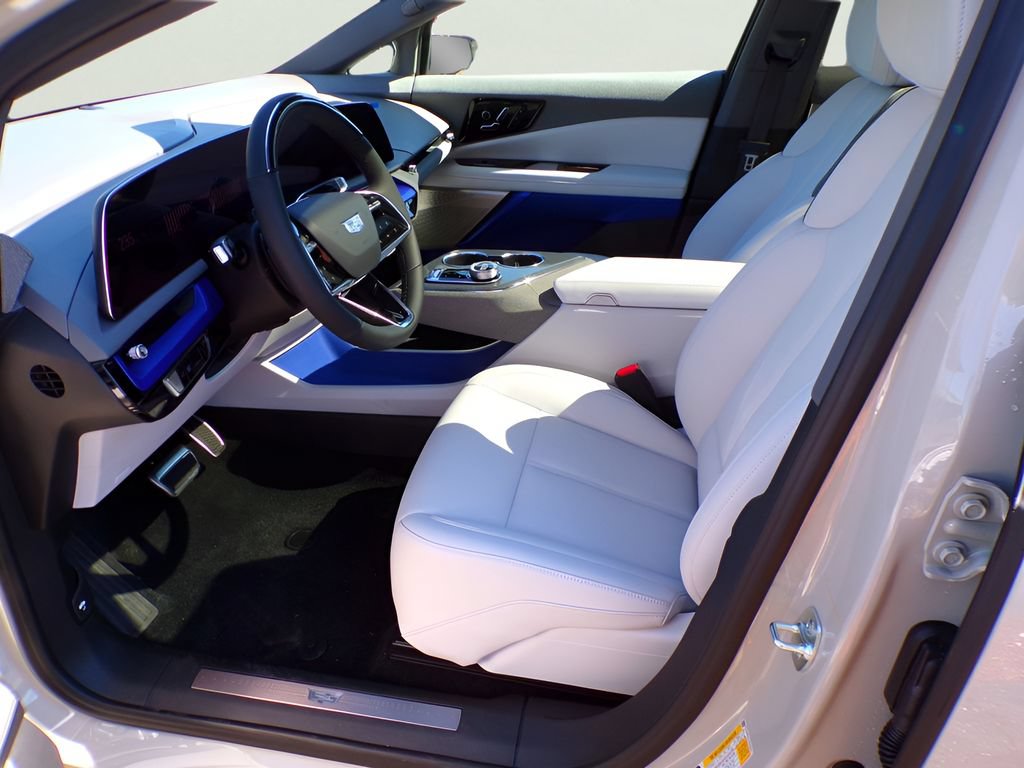 New 2027 Cadillac Optiq Luxury w/ LPO, Floor Liner Package AWD/4WD image 6