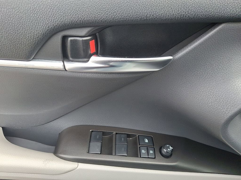 Used 2022 Toyota Camry SE image 13
