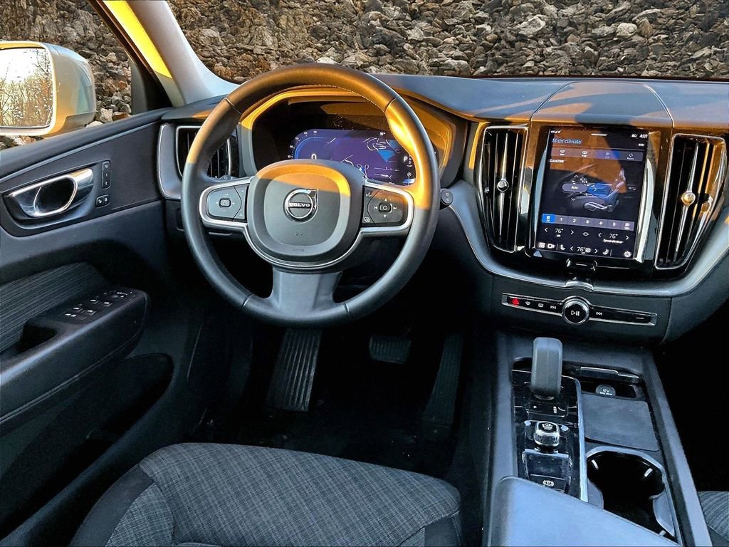 Used 2022 Volvo XC60 B5 Momentum image 5