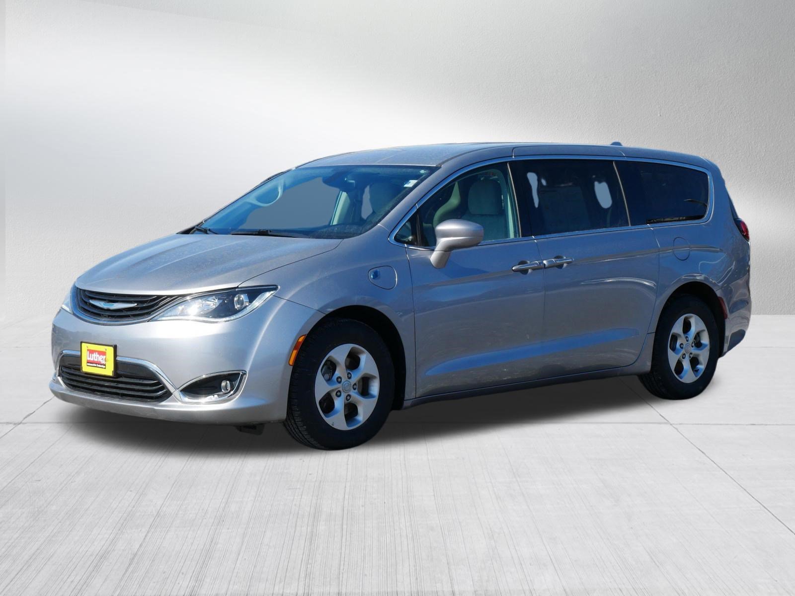 Used 2018 Chrysler Pacifica Touring Plus image 3