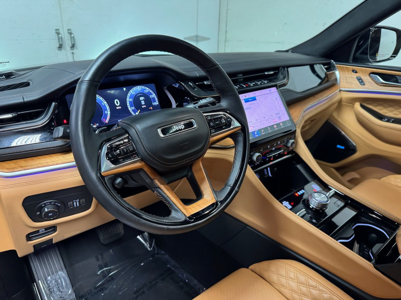 Used 2025 Jeep Grand Cherokee L Summit AWD/4WD image 2