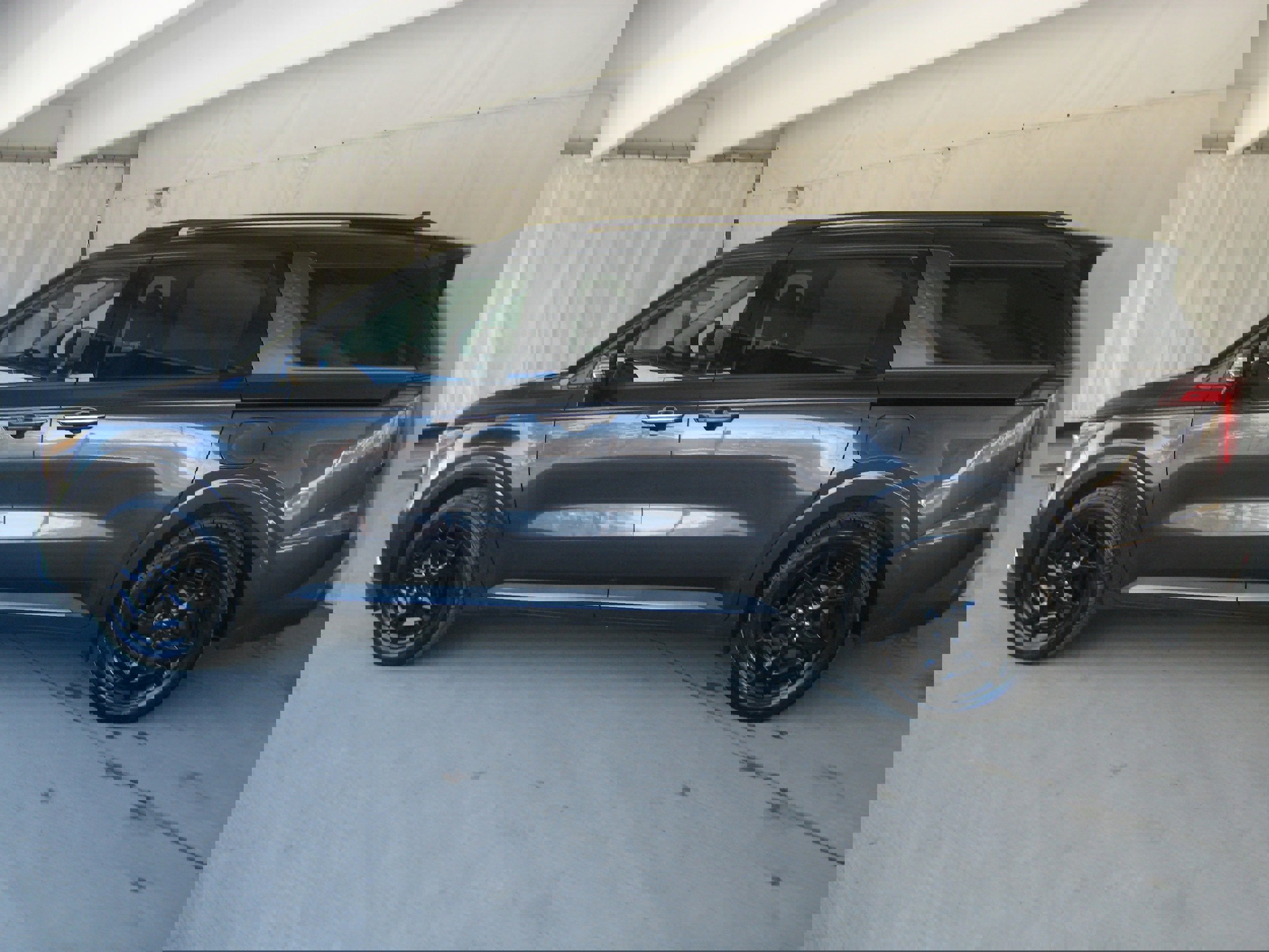 Used 2025 Kia Carnival SX w/ SX Dark Edition Package image 25