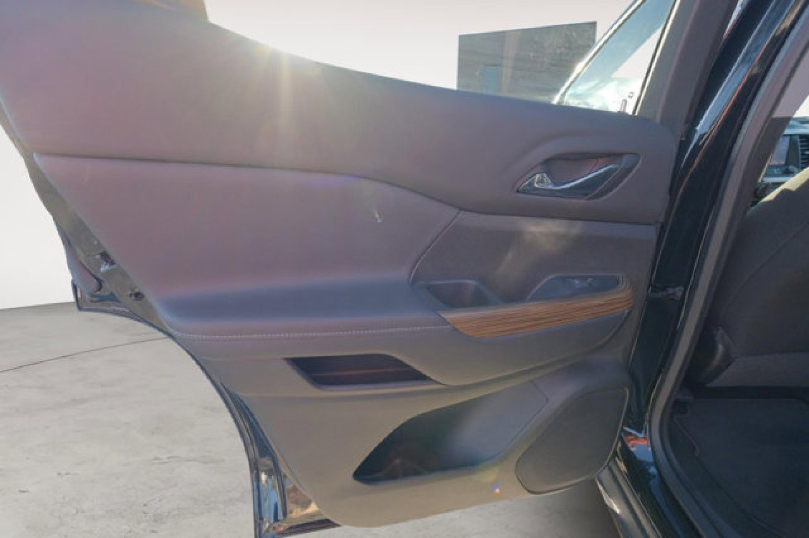 Used 2022 GMC Acadia SLE w/ Driver Convenience Package image 13