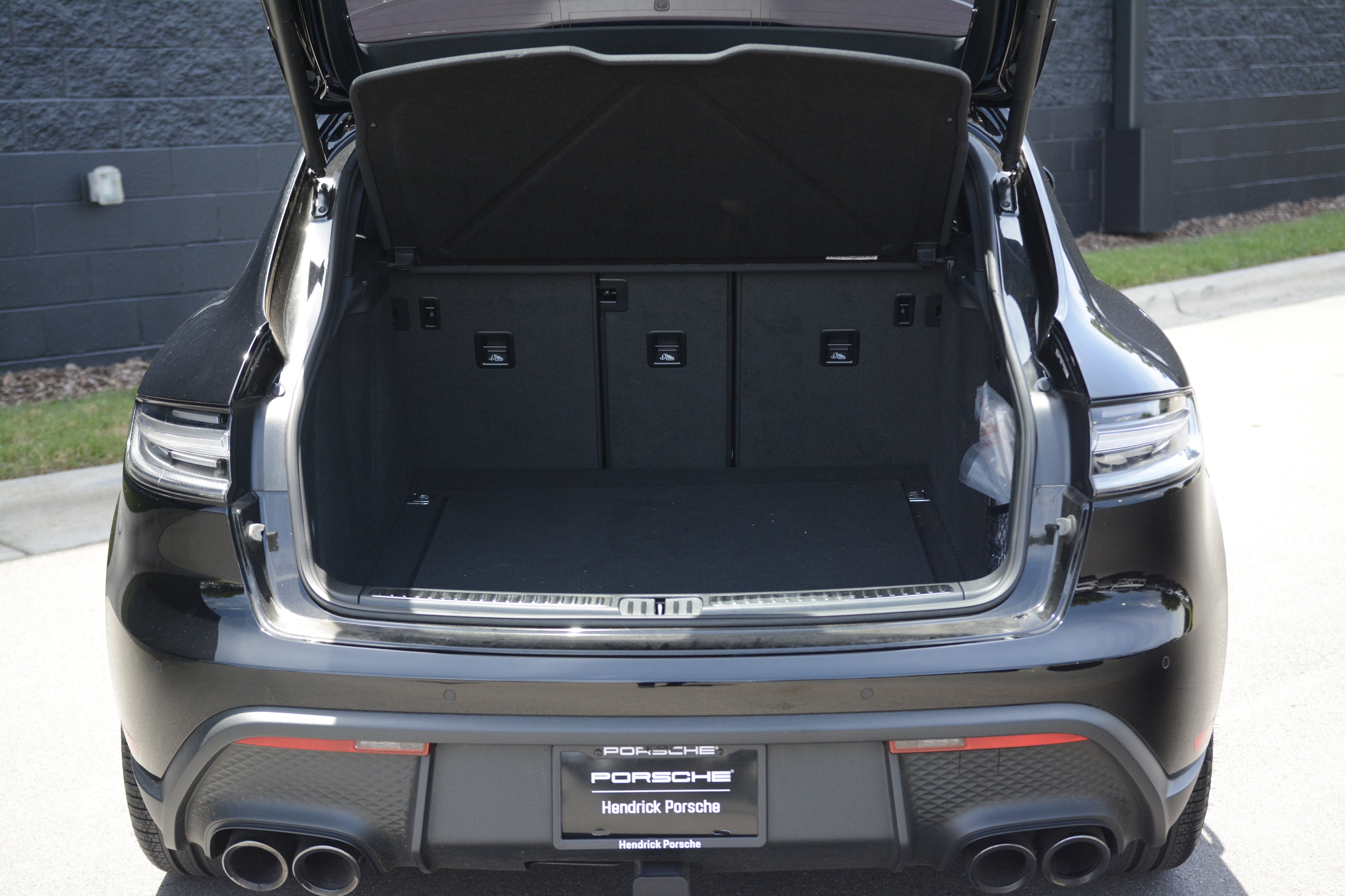 Certified 2026 Porsche Macan AWD/4WD image 36