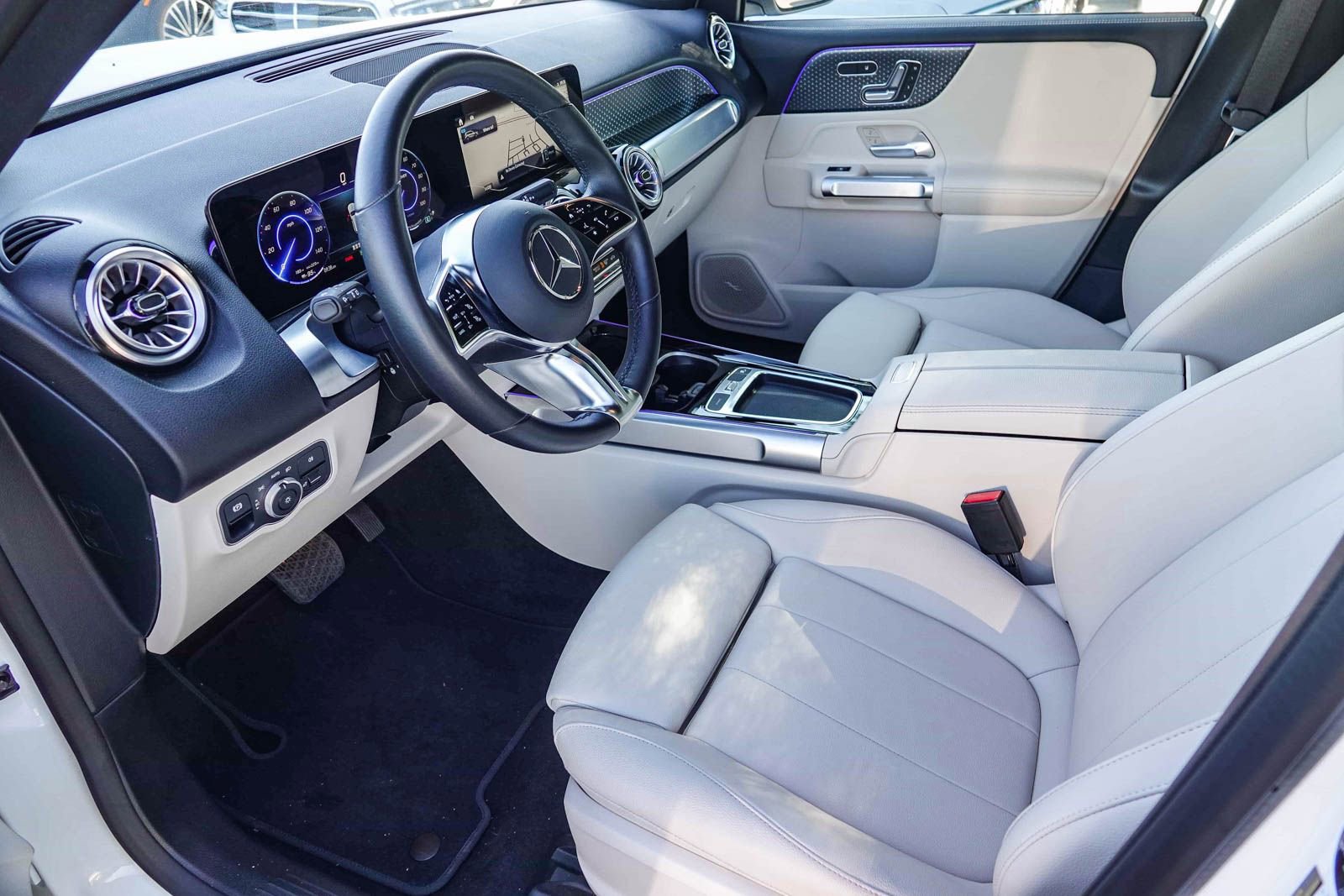 Used 2024 Mercedes-Benz EQB 350 4MATIC SUV image 17