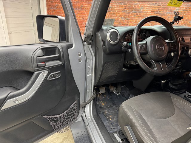 Used 2017 Jeep Wrangler Unlimited Sahara w/ Connectivity Group image 9