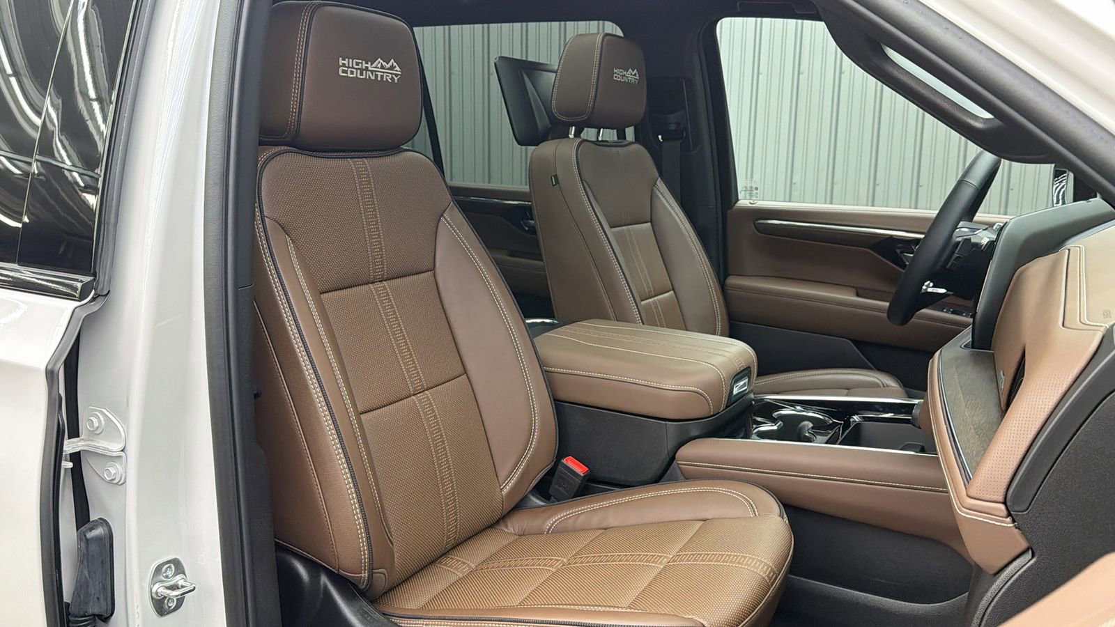 Used 2025 Chevrolet Suburban High Country image 37