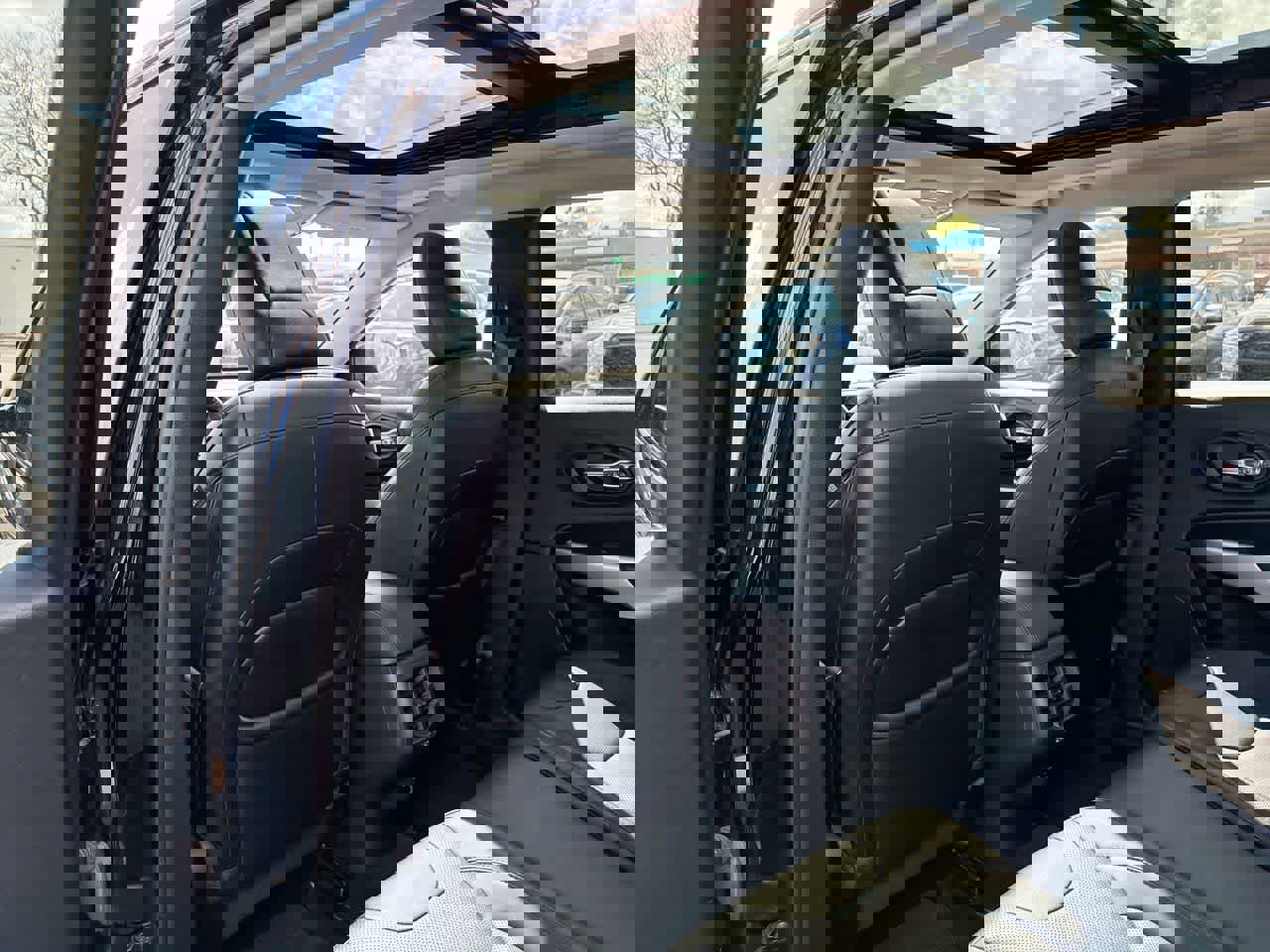 Used 2017 Jeep Cherokee Overland w/ Technology Group image 23