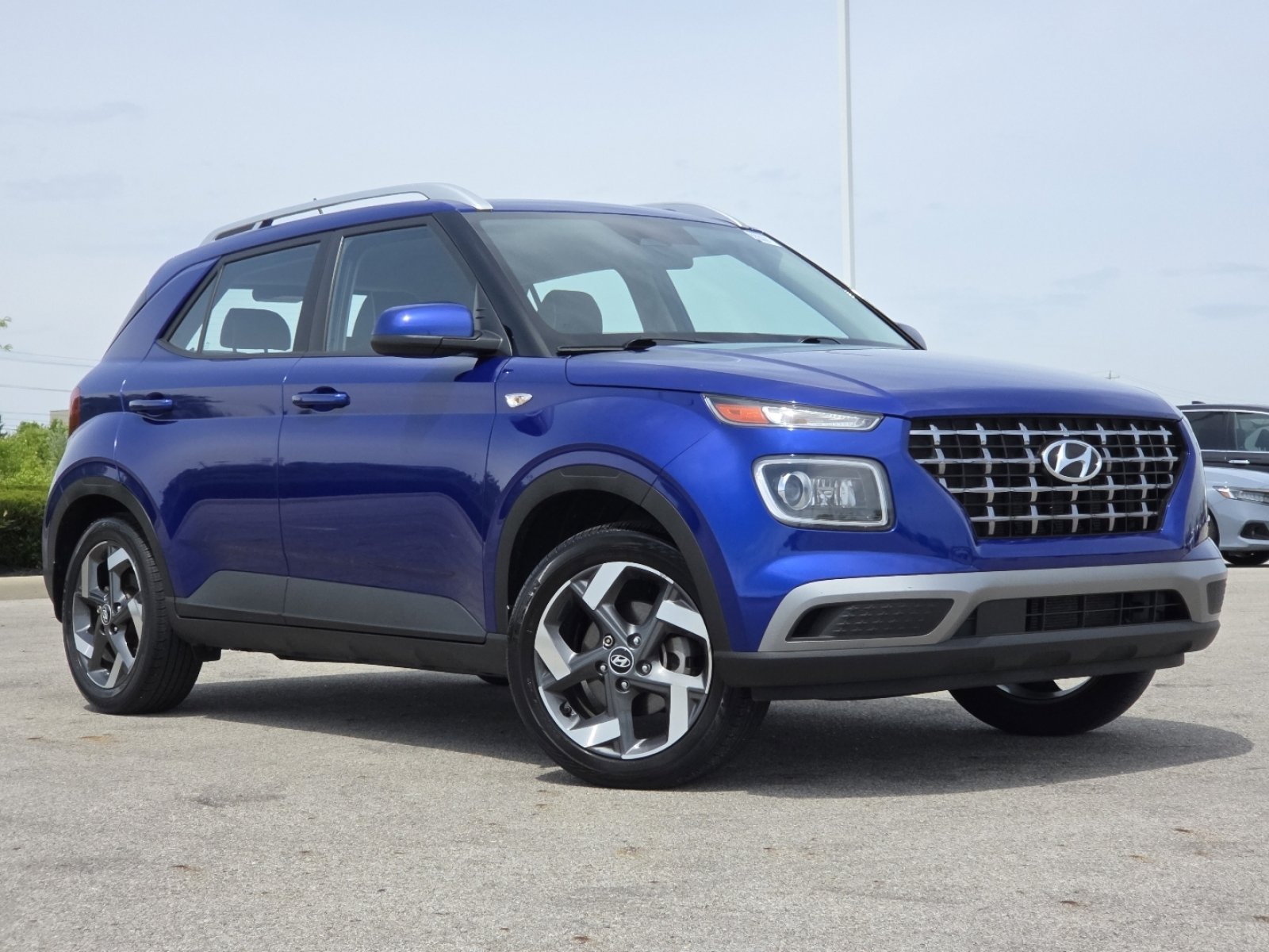 Used 2023 Hyundai Venue Limited FWD image 2