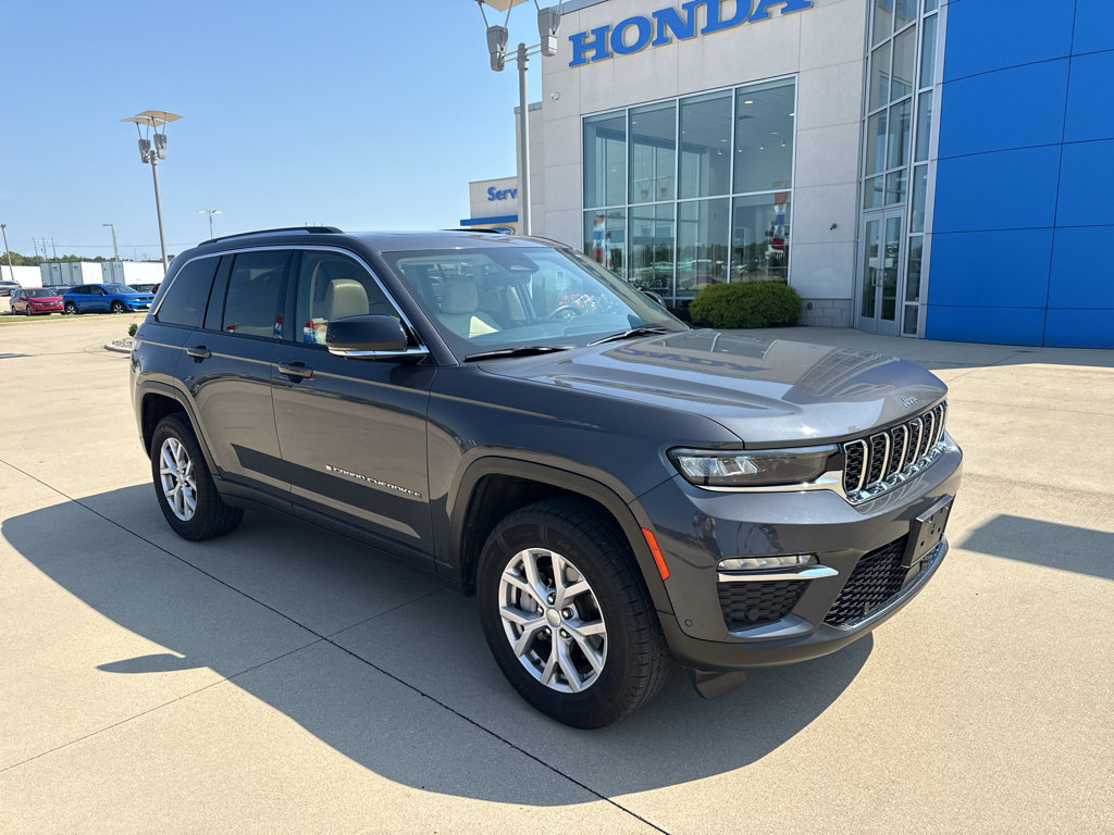 Used 2022 Jeep Grand Cherokee Limited w/ Luxury Tech Group II AWD/4WD image 3