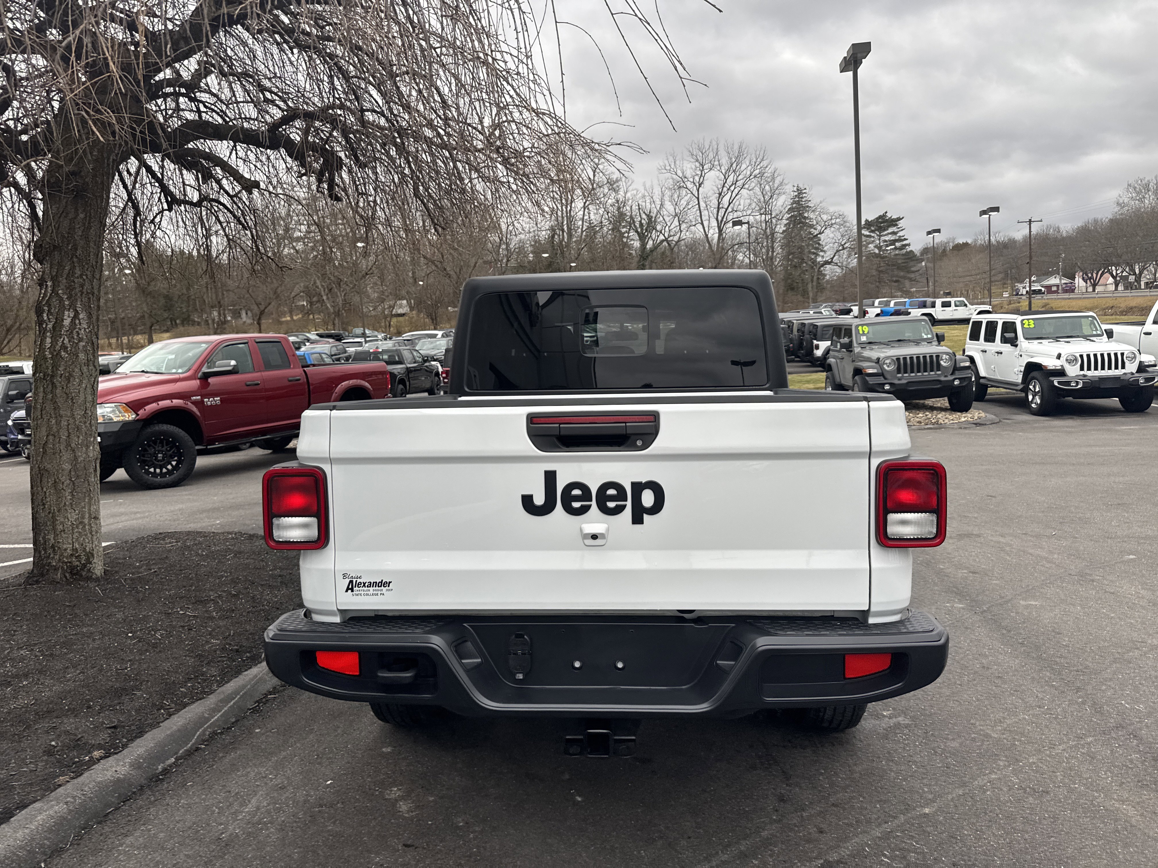 Used 2022 Jeep Gladiator Sport image 4