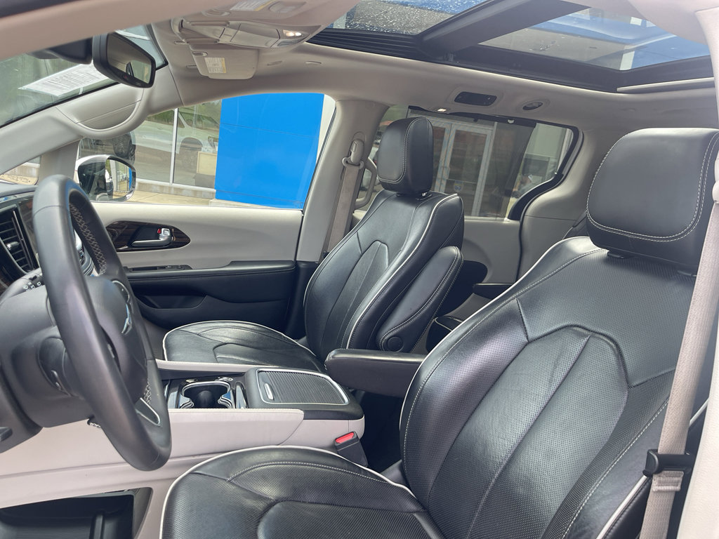 Used 2023 Chrysler Pacifica Limited FWD image 4