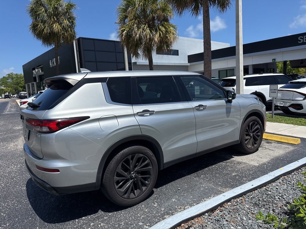 Used 2022 Mitsubishi Outlander SE image 7