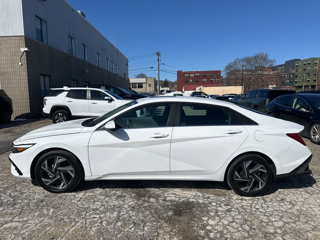 Certified 2025 Hyundai Elantra SEL image 2