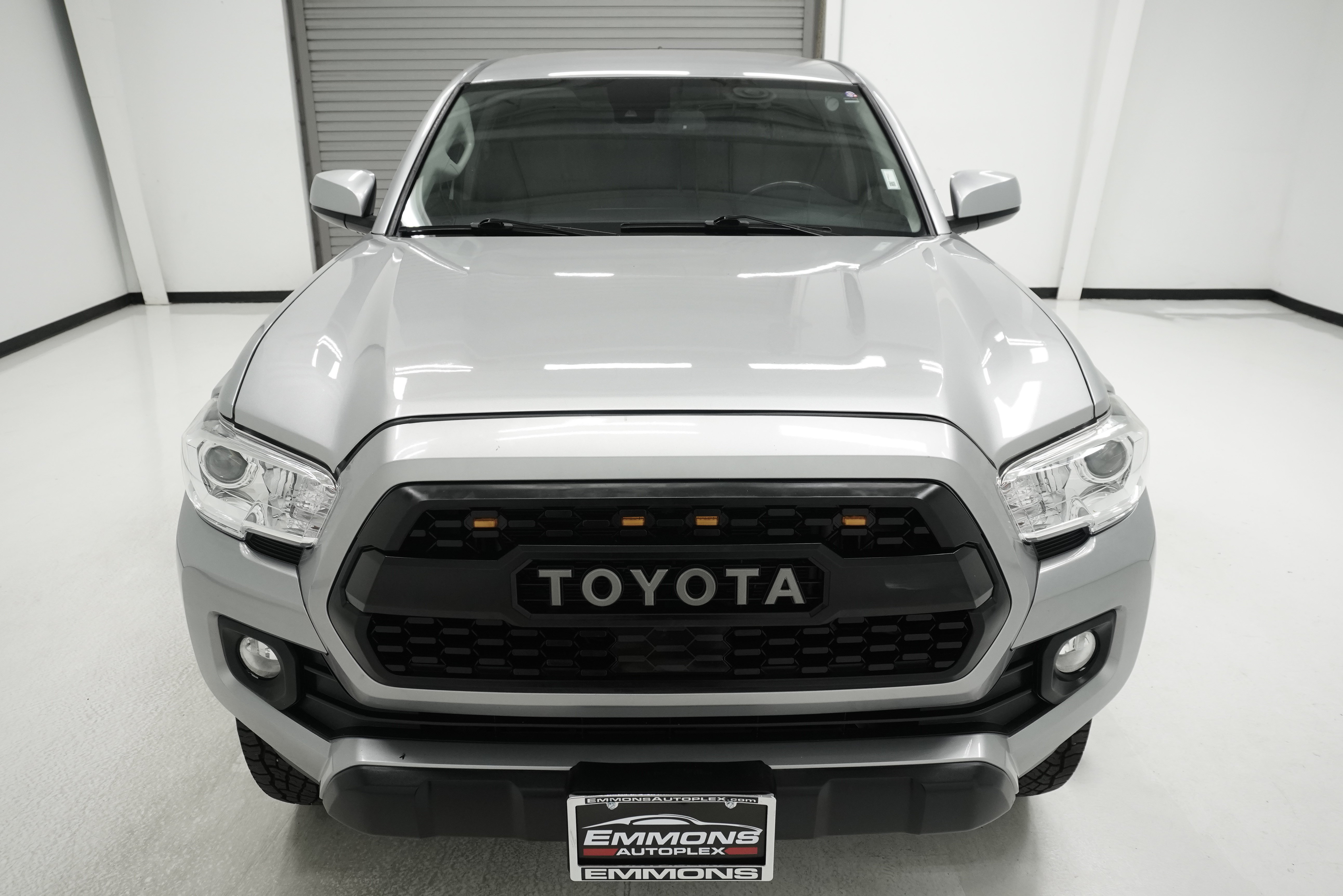 Used 2020 Toyota Tacoma SR5 RWD image 2