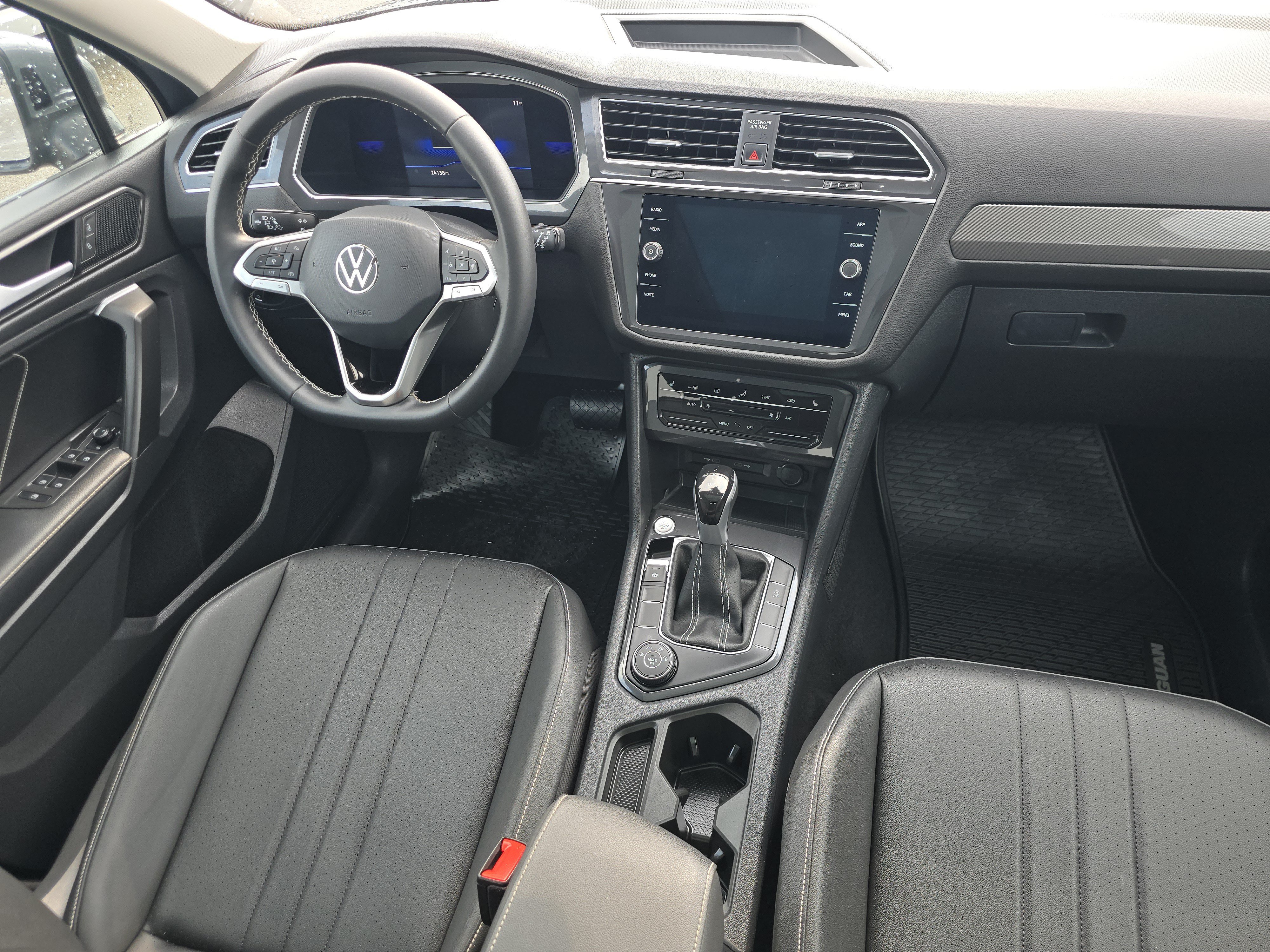Certified 2023 Volkswagen Tiguan SE w/ Panoramic Sunroof Package AWD/4WD image 20