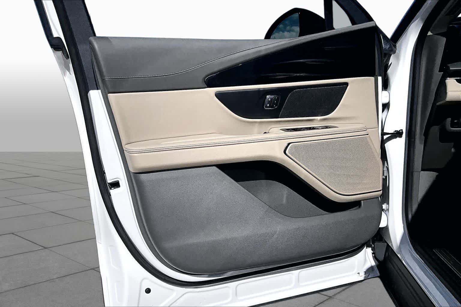 Used 2025 Lincoln Nautilus Premier AWD/4WD image 21