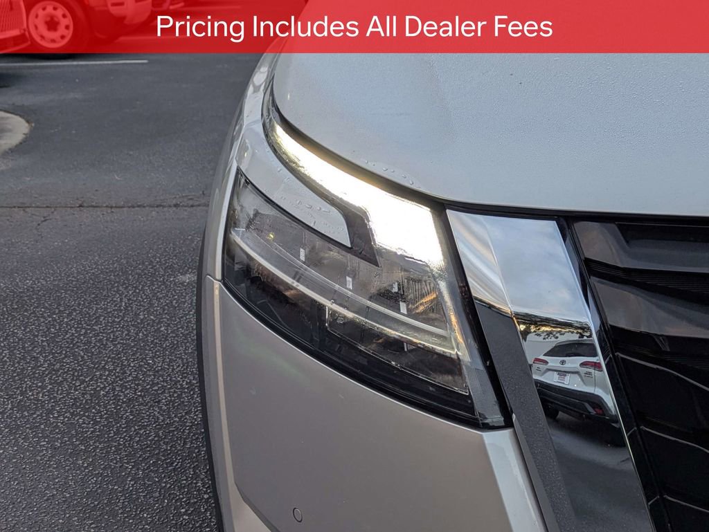 Used 2023 Nissan Pathfinder SL AWD/4WD image 10