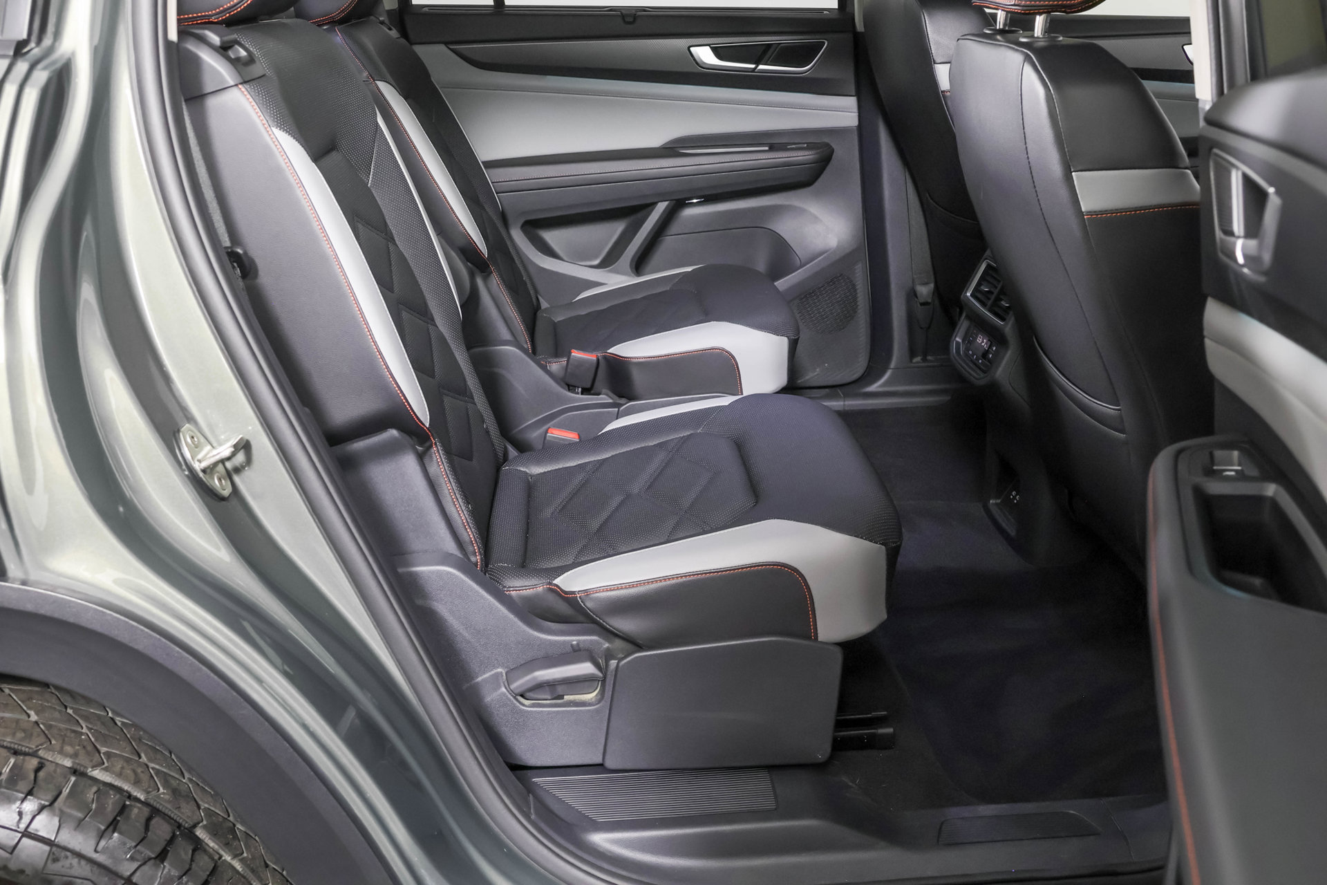 Used 2024 Volkswagen Atlas Peak Edition SE AWD/4WD image 42