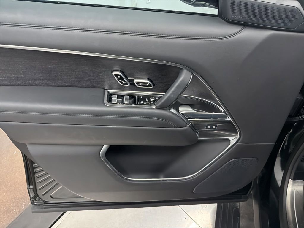 Used 2025 Land Rover Range Rover Long Wheelbase SE image 17