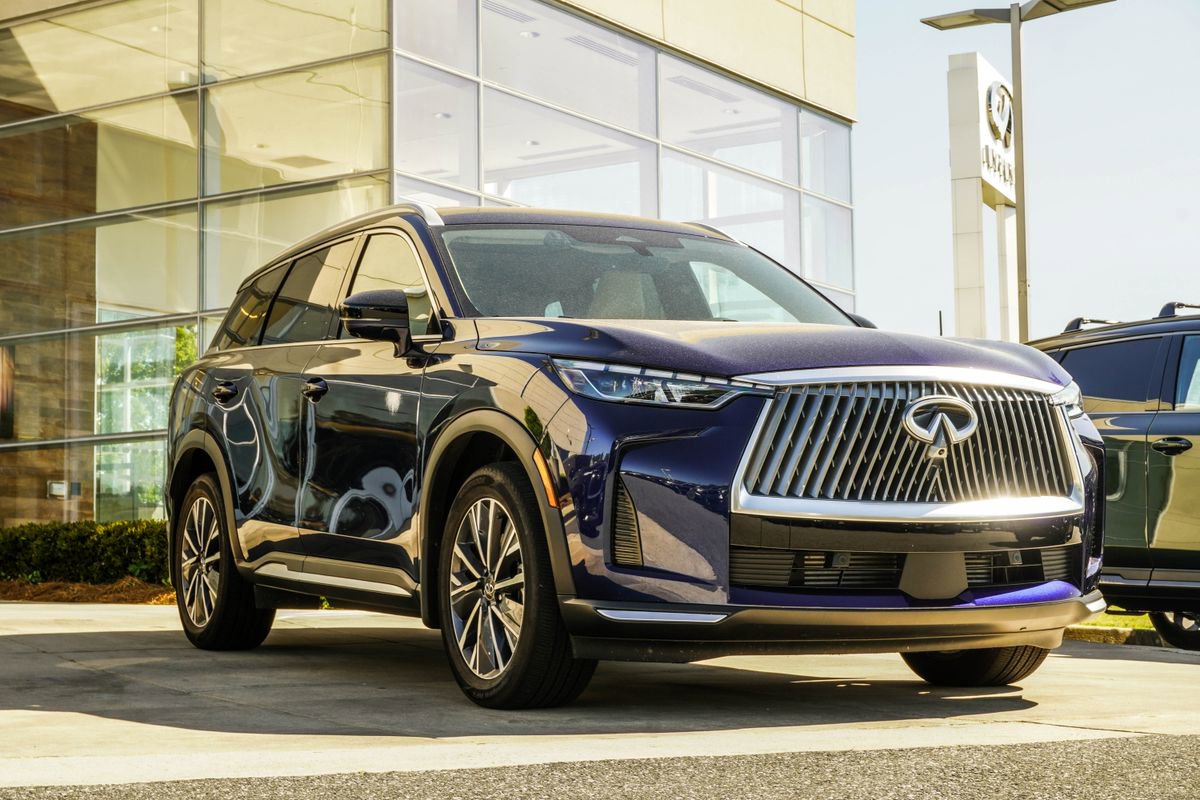 Certified 2026 INFINITI QX60 Luxe w/ Family Package FWD image 4