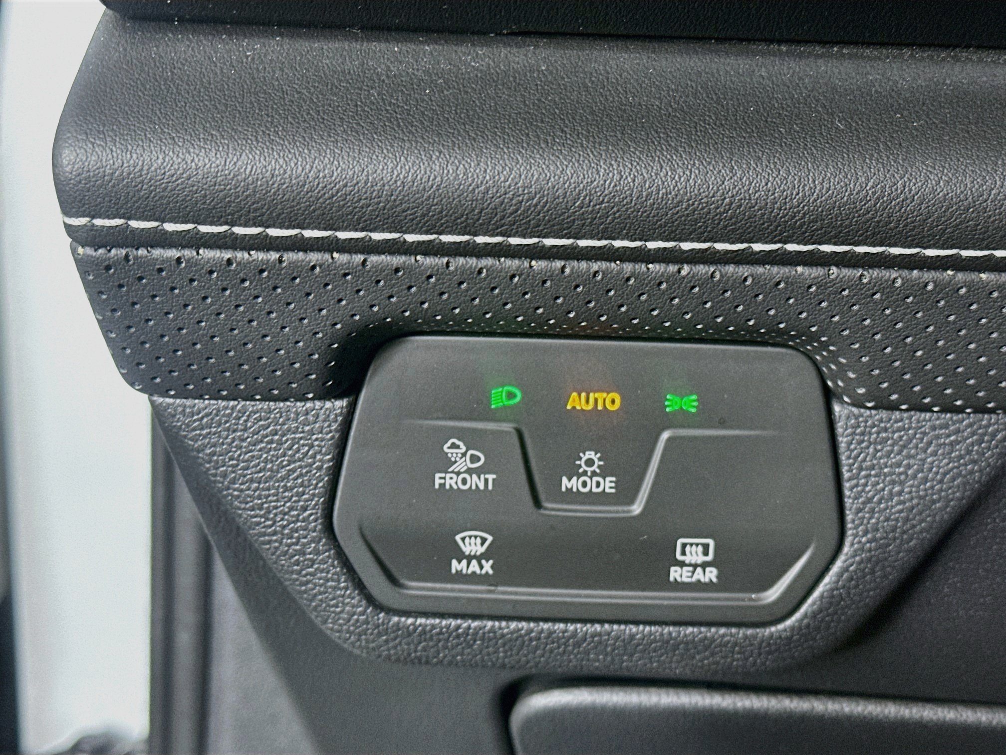 Used 2024 Volkswagen Atlas SE w/ Black Wheel Package FWD image 17