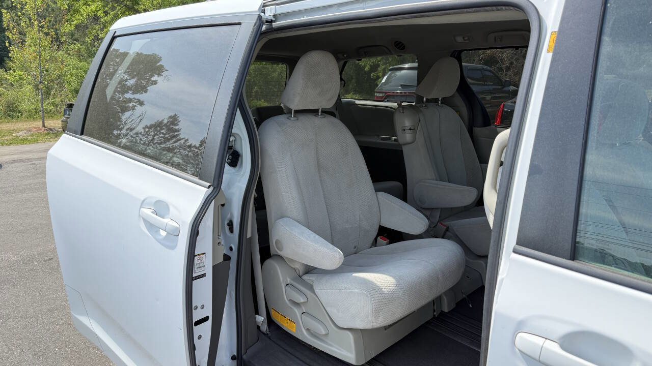 Used 2011 Toyota Sienna LE FWD image 14
