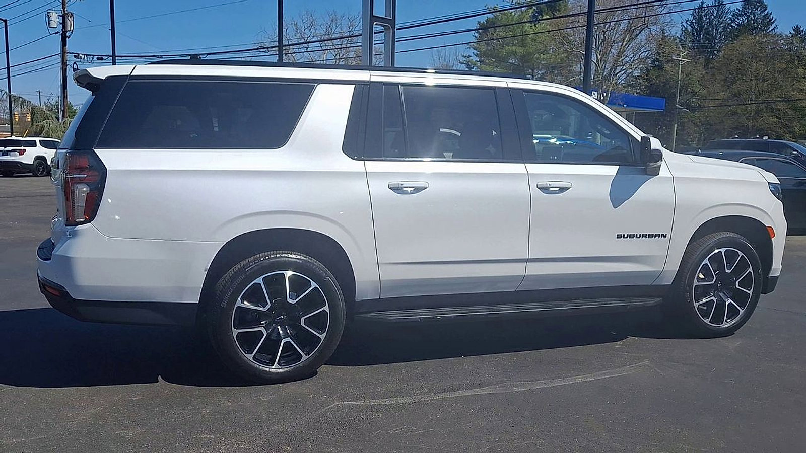 Certified 2022 Chevrolet Suburban RST w/ Luxury Package AWD/4WD image 3