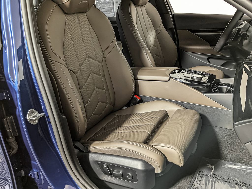 Used 2025 BMW 530i xDrive w/ Premium Package image 25