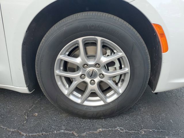 Used 2024 Chrysler Pacifica Touring-L image 5