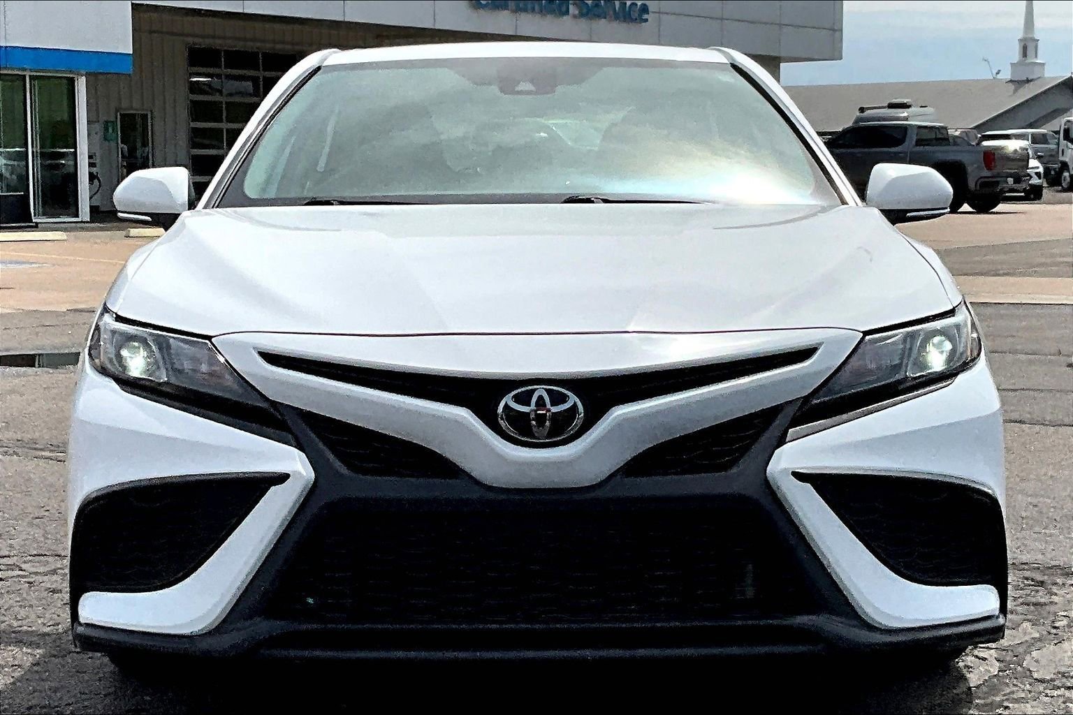 Used 2023 Toyota Camry SE image 3