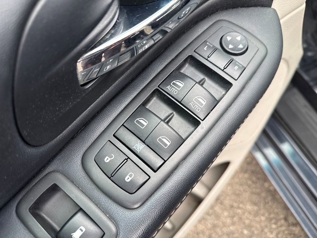 Used 2014 Chrysler Town & Country Touring image 11