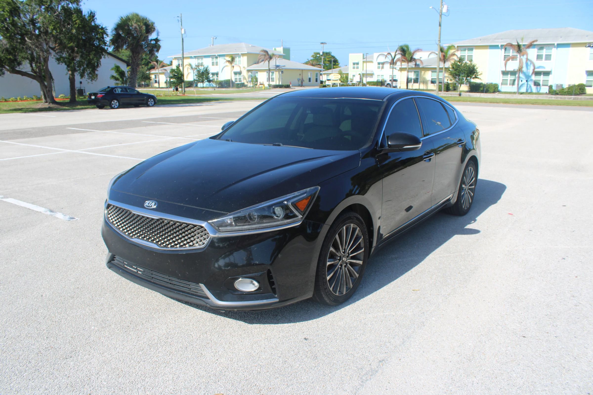 Used 2017 Kia Cadenza Premium FWD image 1