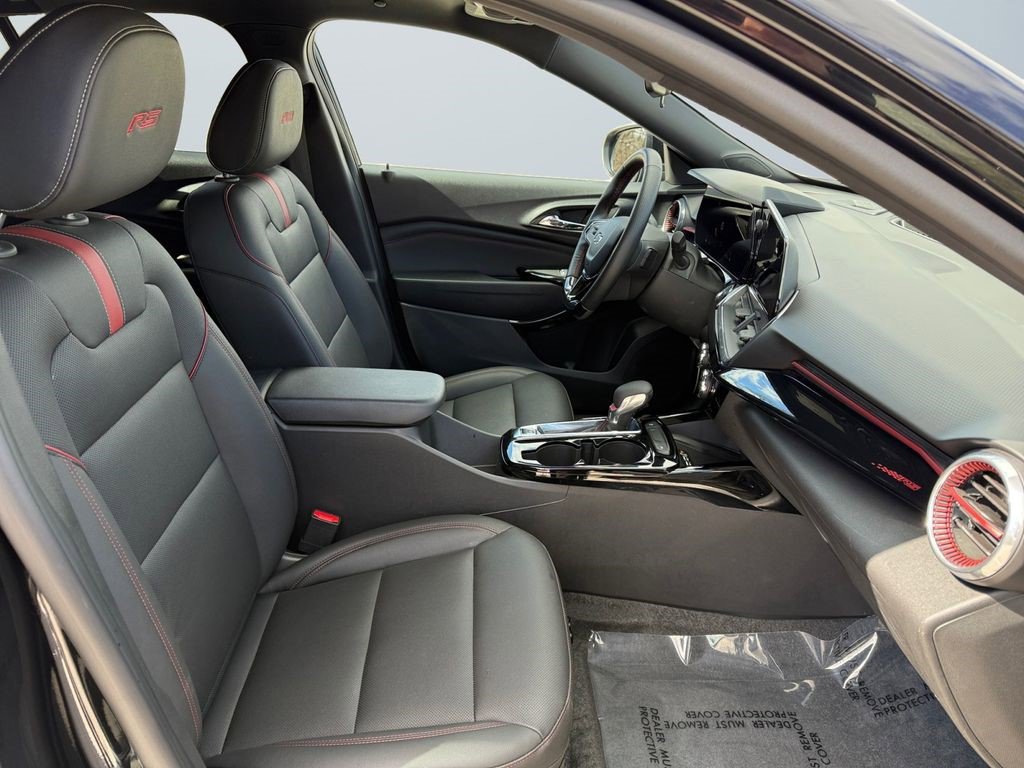 Certified 2025 Chevrolet Trax RS w/ Sunroof Package FWD image 14