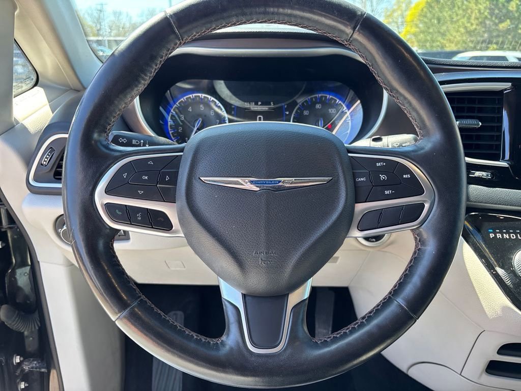 Used 2019 Chrysler Pacifica Touring-L FWD image 25