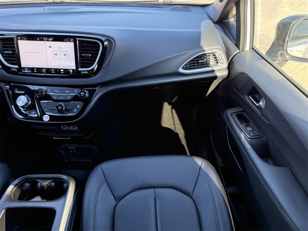 Used 2025 Chrysler Pacifica Select image 17