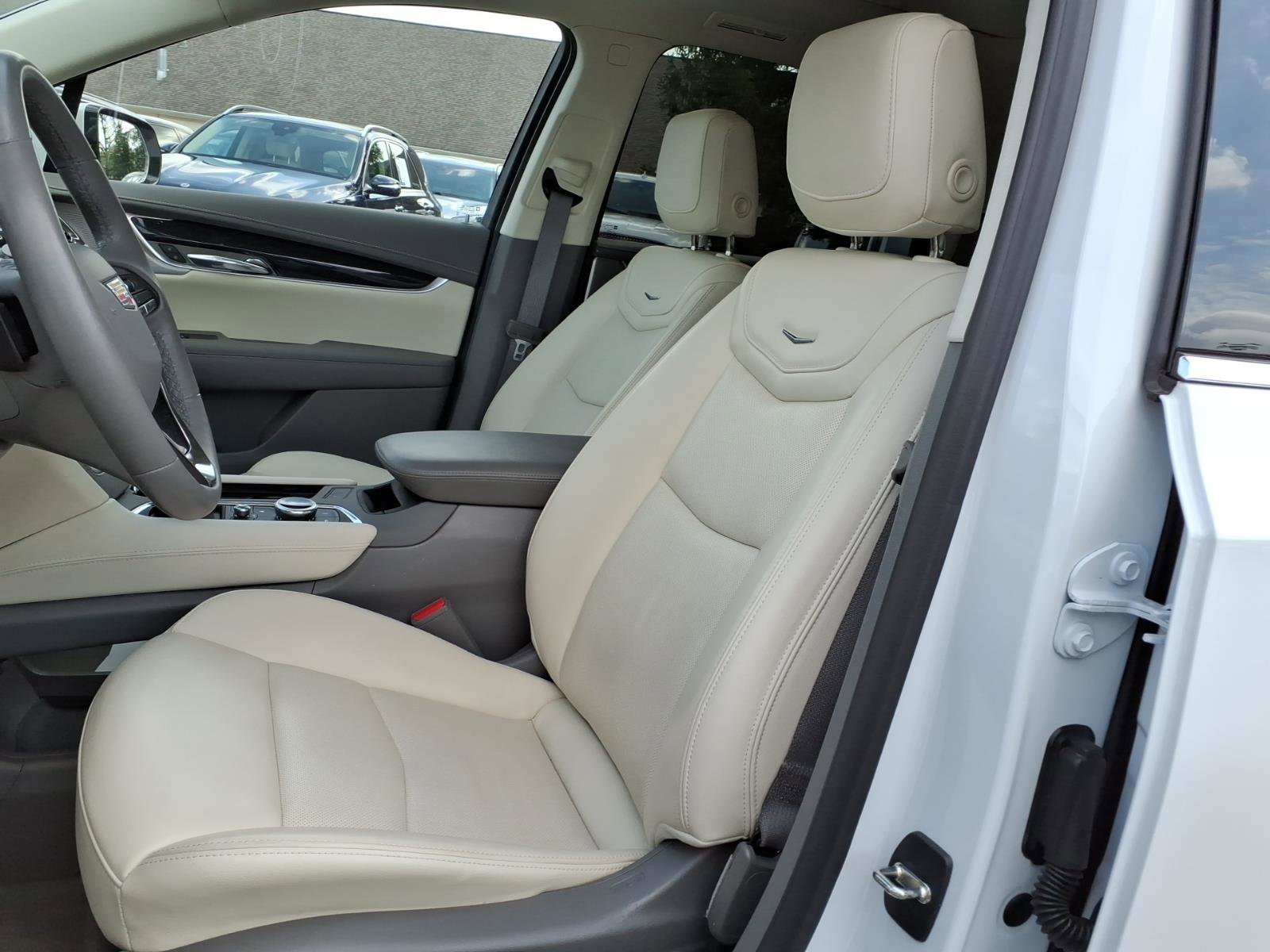 Used 2023 Cadillac XT6 Premium Luxury image 12