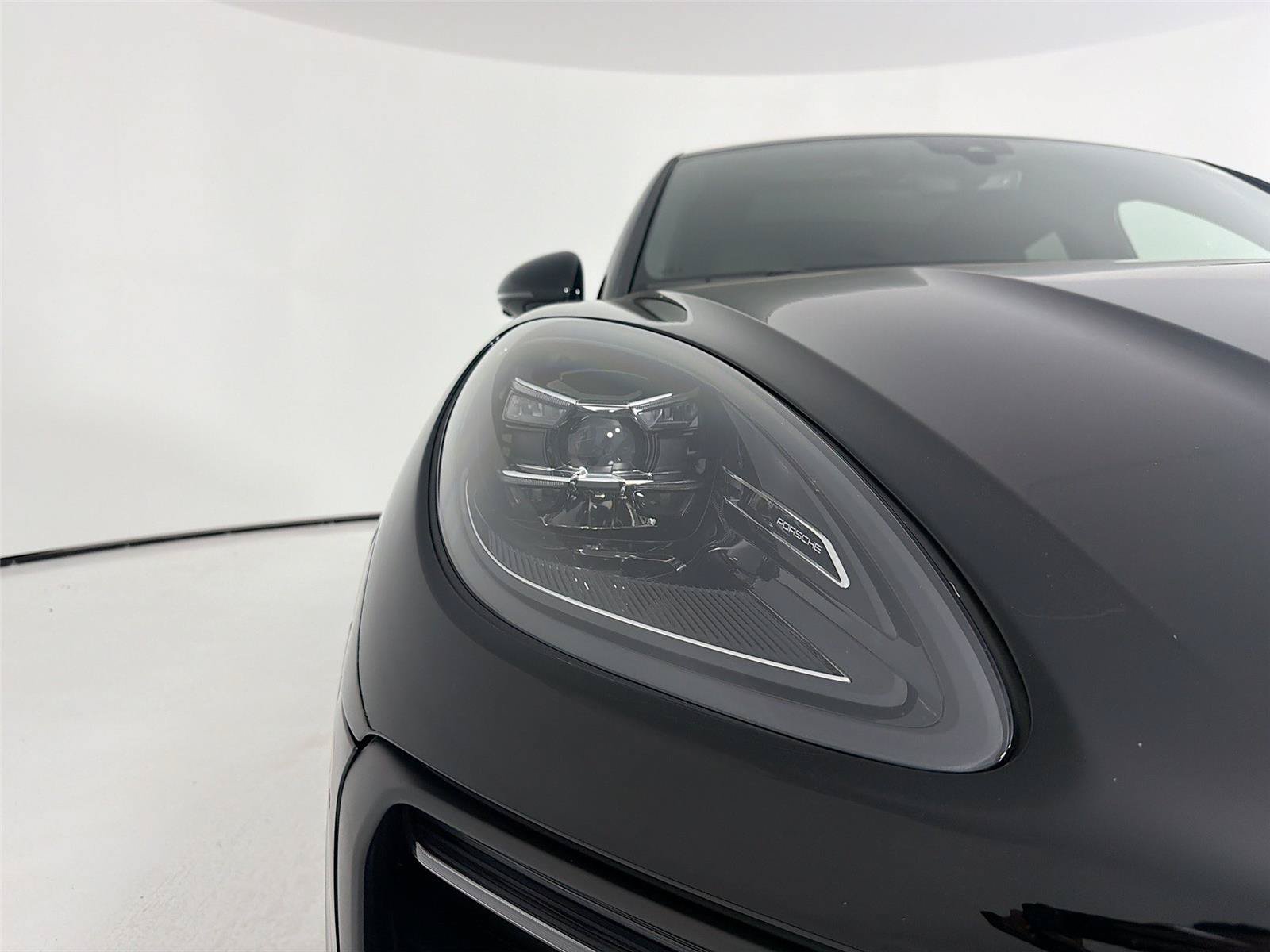 Certified 2023 Porsche Macan Turbo AWD/4WD image 30