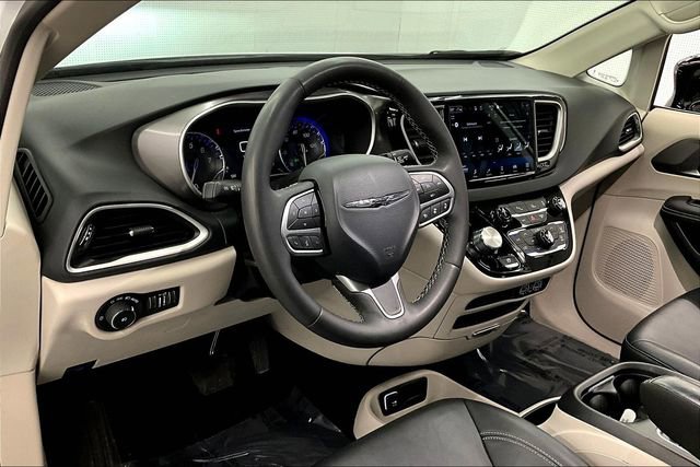 Used 2024 Chrysler Pacifica Touring-L image 16