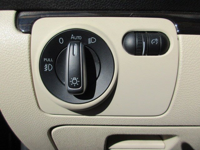 Used 2015 Volkswagen Eos Executive FWD image 26