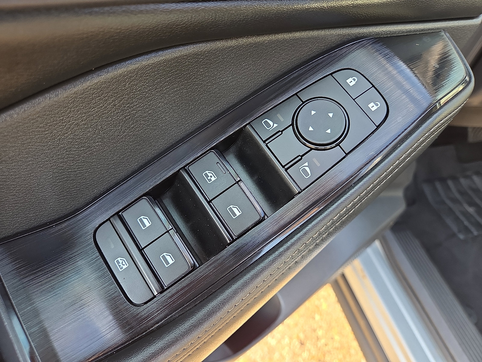 Used 2024 Nissan Rogue SV image 13