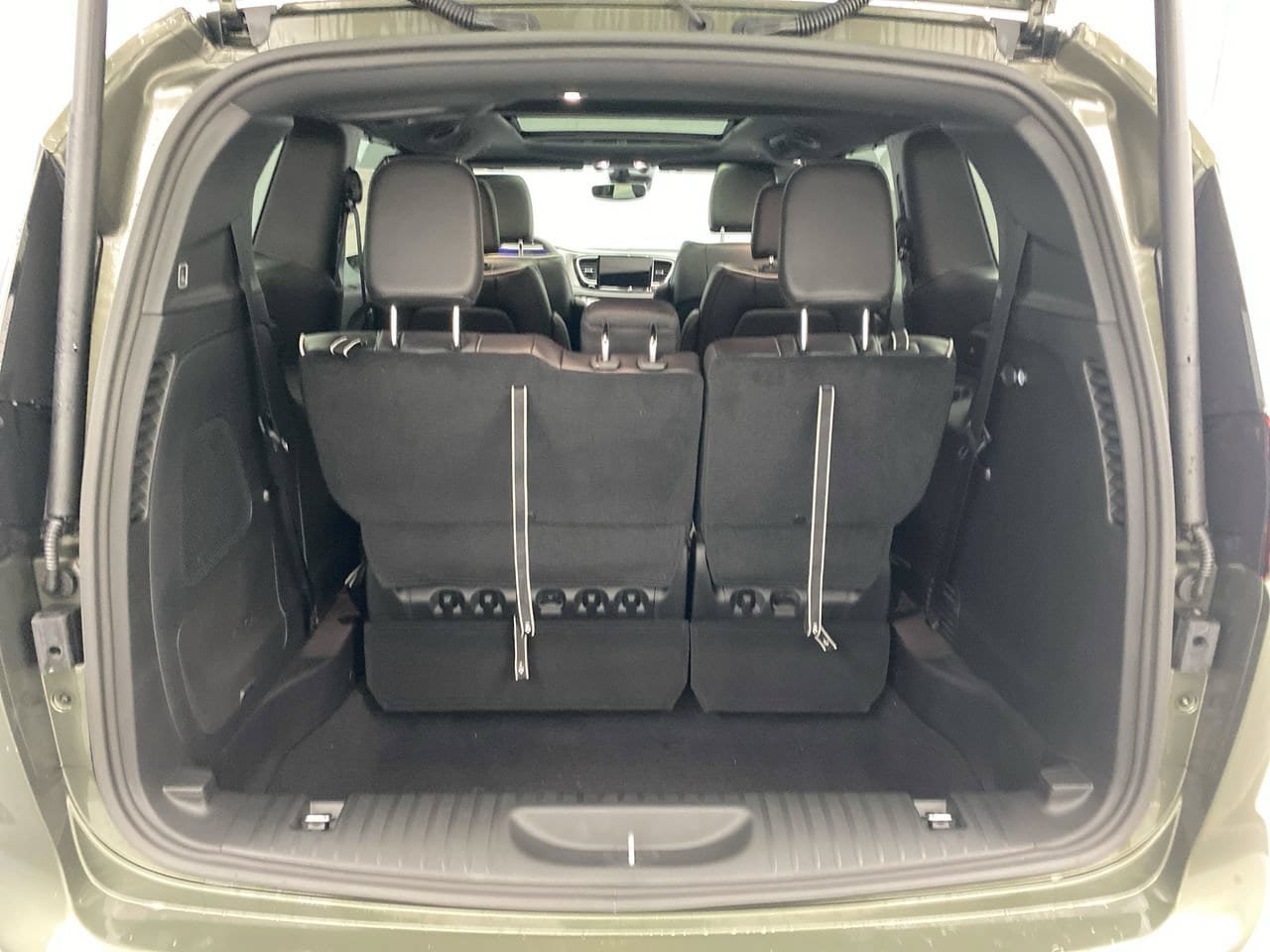 New 2027 Chrysler Pacifica Limited AWD/4WD image 25