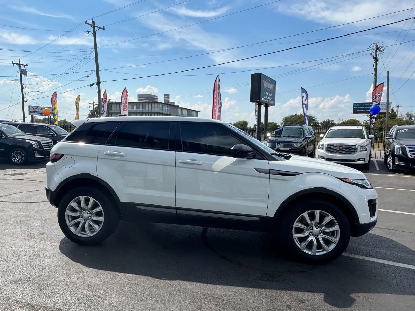 Used 2019 Land Rover Range Rover Evoque SE Premium image 13