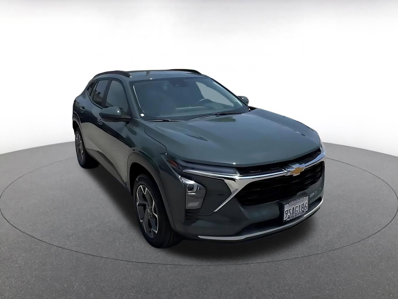 Used 2025 Chevrolet Trax LT w/ LT Convenience Package FWD image 3