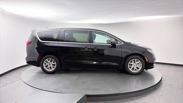 Used 2024 Chrysler Pacifica Touring-L FWD image 9
