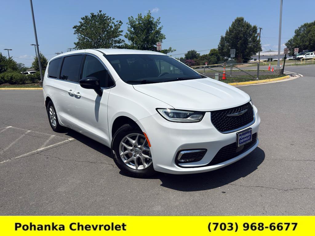Used 2025 Chrysler Pacifica Select
