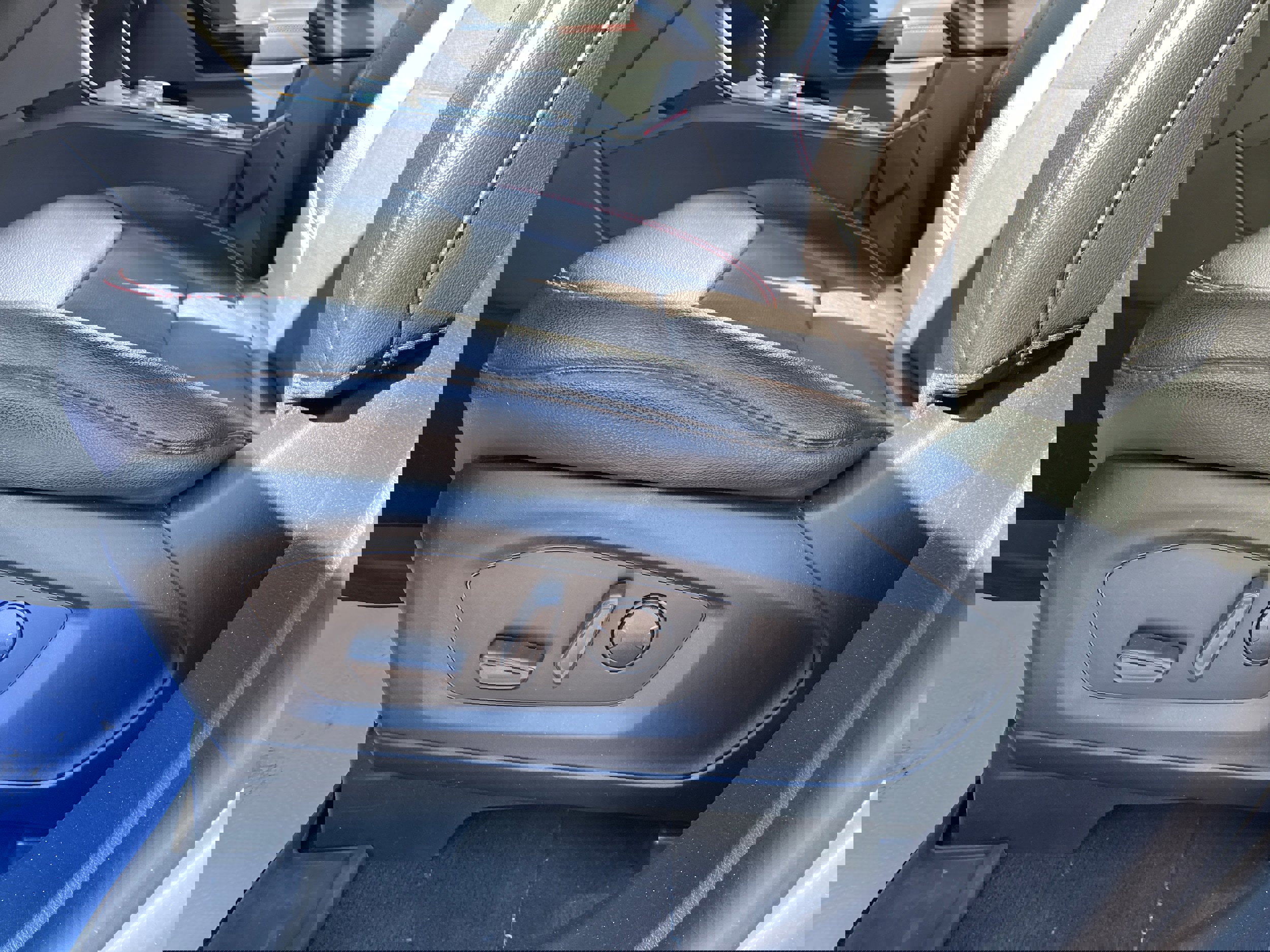 Used 2022 Ford Explorer ST-Line w/ Class IV Trailer Tow Package image 17