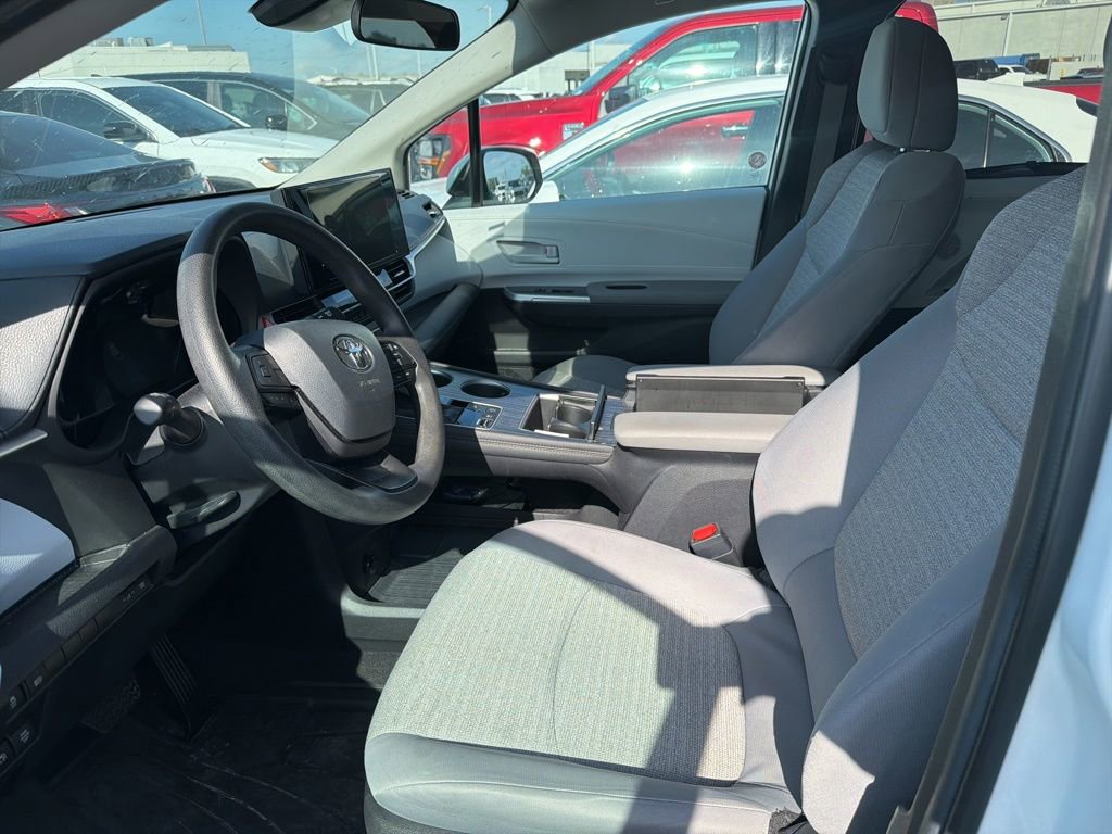Used 2025 Toyota Sienna LE FWD image 2