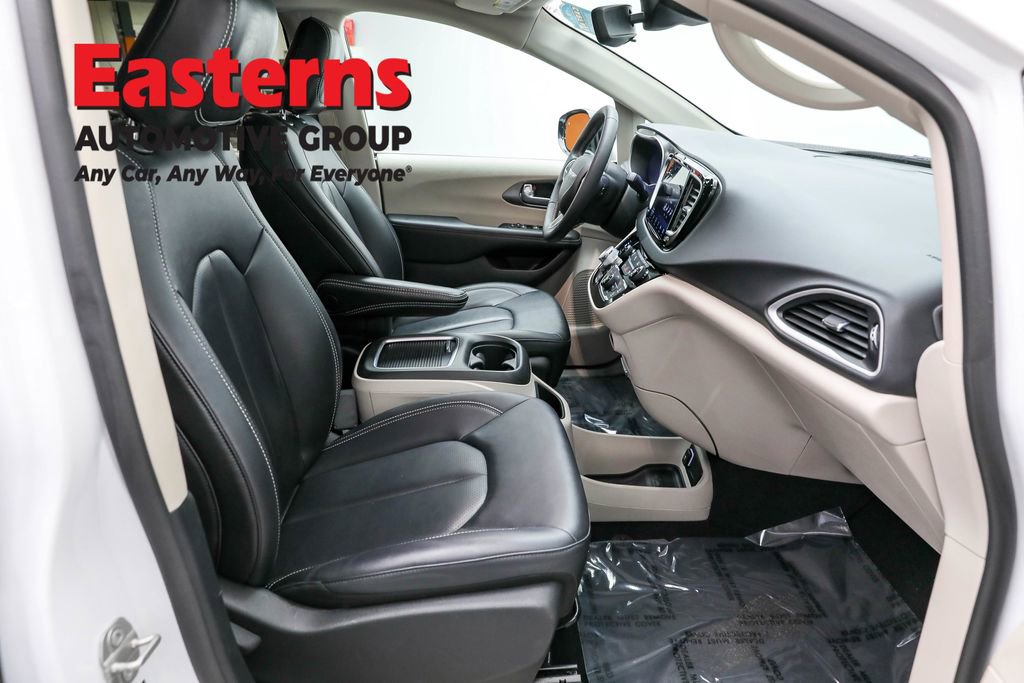 Used 2024 Chrysler Pacifica Touring-L image 23