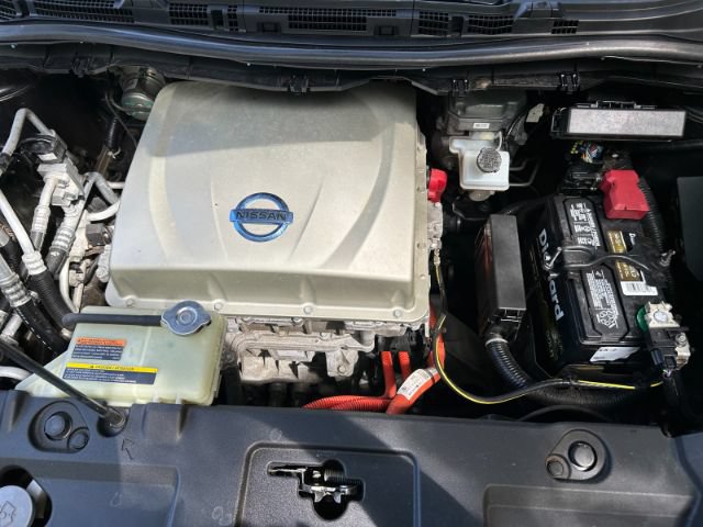 Used 2015 Nissan Leaf SL FWD image 38